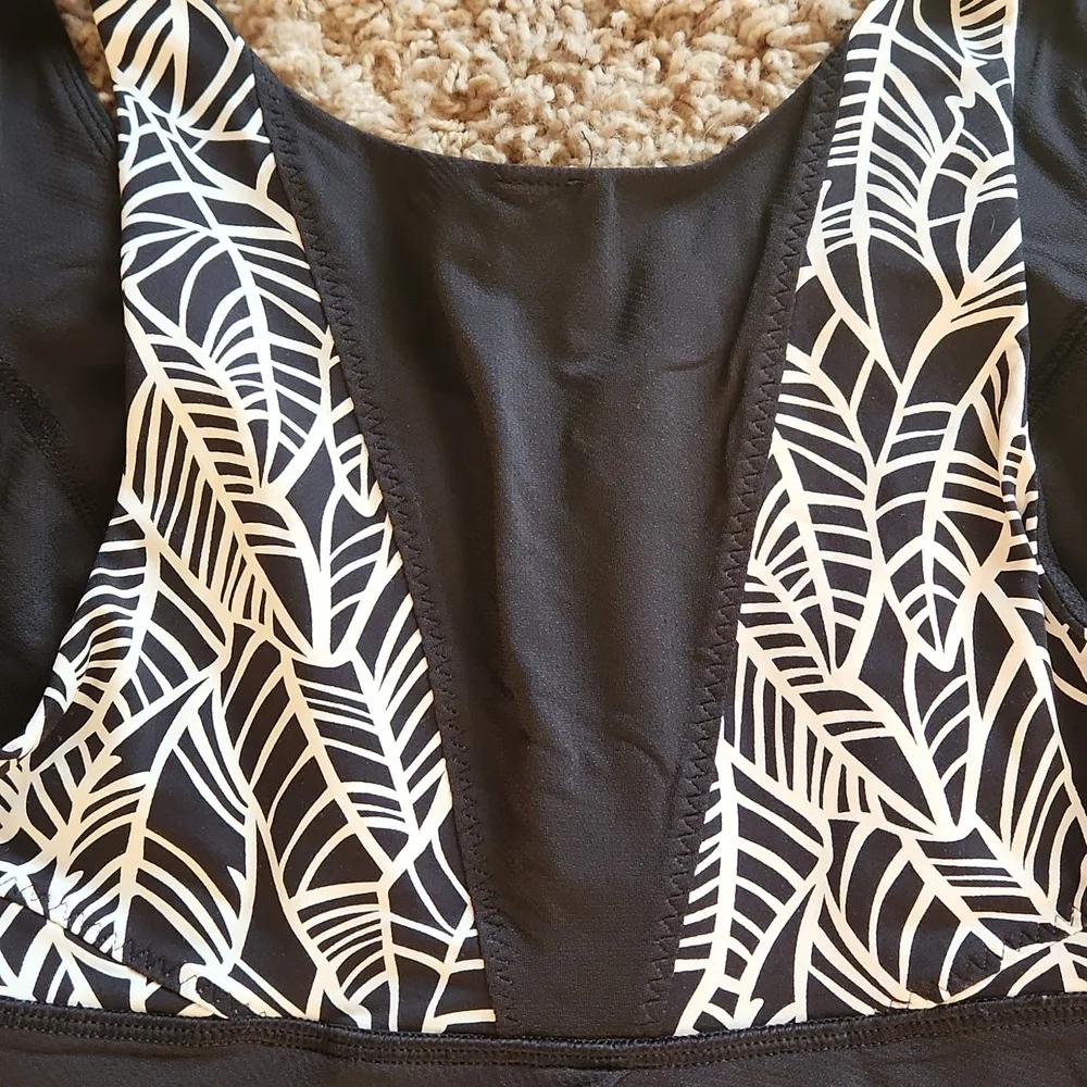 LuLulemon black and white womans tank top size 6